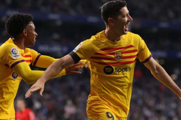 Robert Lewandowski's double strike helps Barcelona to clinch La Liga after three years