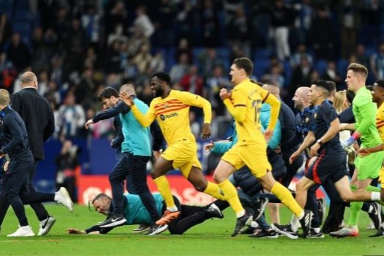 Barcelona players chased off the pitch by angry Espanyol fans while celebrating the La Liga title in local rivals' home.