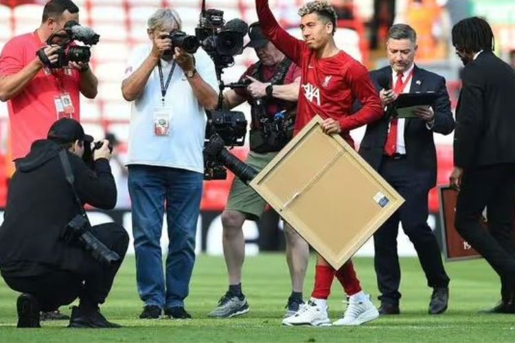 Liverpool star Roberto Firmino breaks down in tears on emotional Anfield farewell