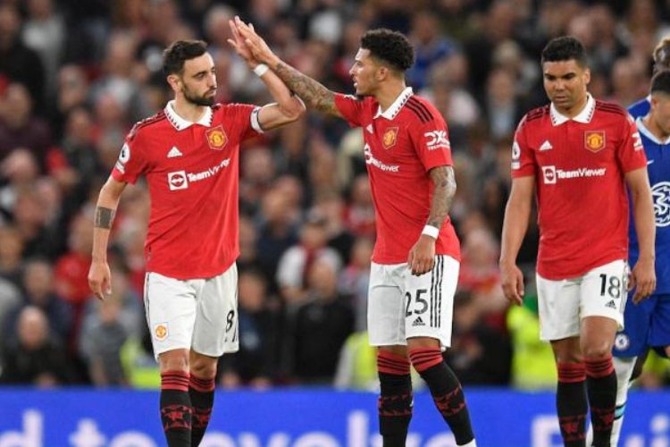 Manchester United whips Chelsea to secure Champions League return