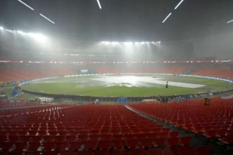 Torrential rain pushes IPL final to reserve day on Monday