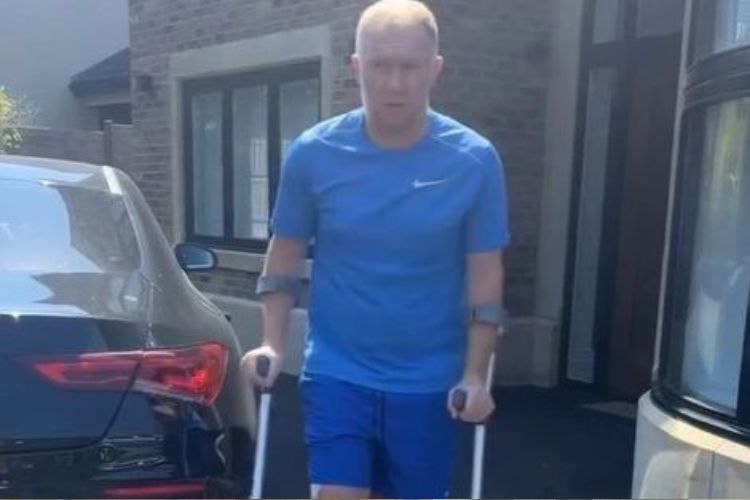 Paul Scholes fractures his knee in the Unicef-organized exhibition match