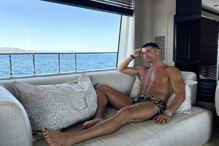 Cr7 wears toe nailpolish for a good reason