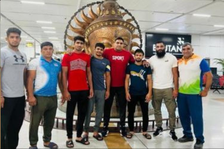 Sports Ministry sends wrestlers to Romania for special training camp and competition