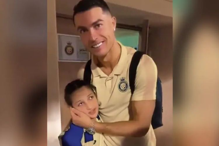 Cristiano Ronaldo meets blind fangirl, wins hearts with his gesture