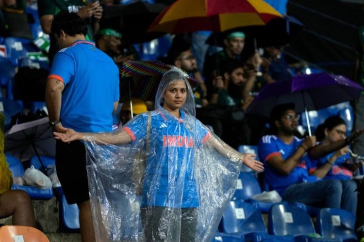 Rain and covers return after inspection, Pakistan chase to be curtailed to 20 overs