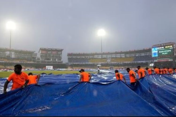 Heavy rain returns, covers back on as chances of restart take a hit