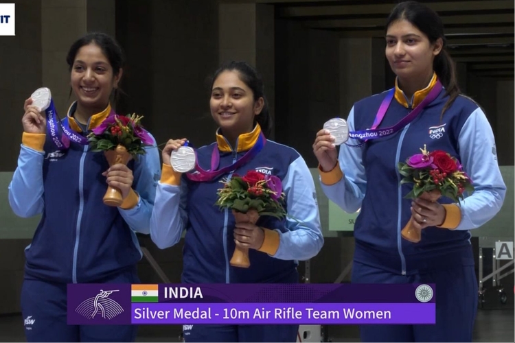 Mehuli shines with the team, India aquire five medals on Sunday