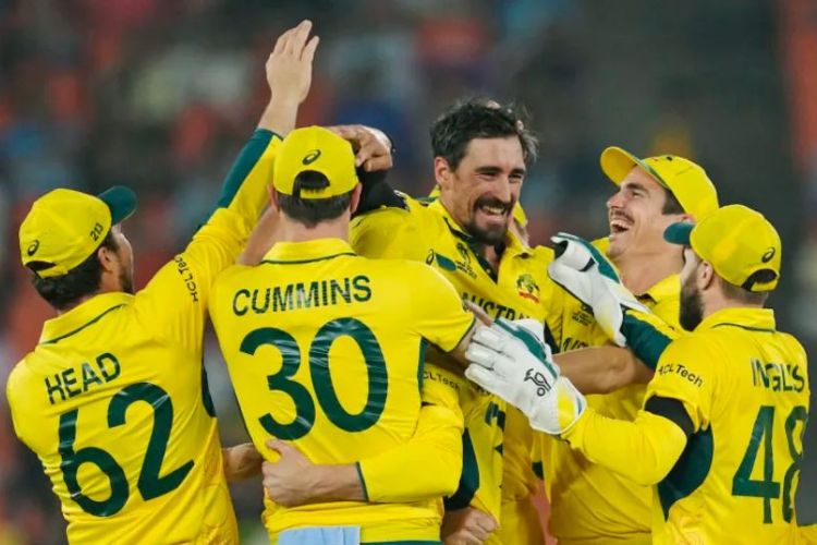 Australia win by 33 runs, England are officially out of the World Cup