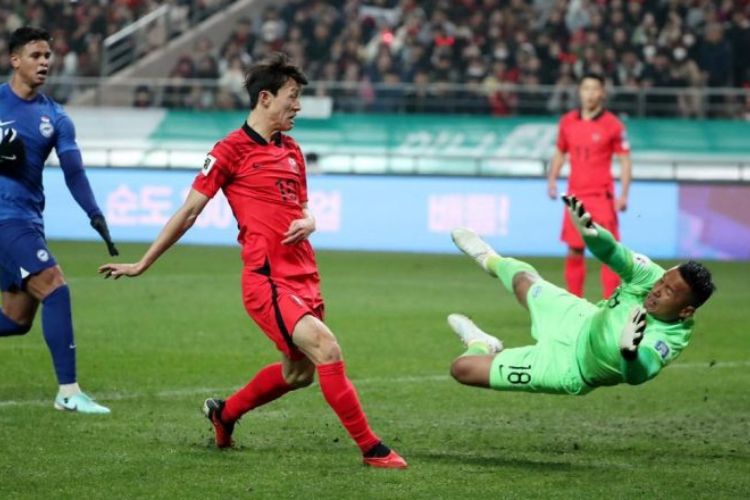 Singapore national goalkeeper urges Chinese fans to stop sending him money!