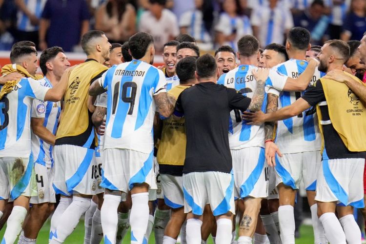 Dibu Martinez becomes a hero again; With Messi out of form Argentina beat Ecuador and advance to the semi-final