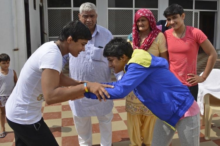 Vinesh Phogat receives a sharp reminder by brother-in-law Pawan Saroha; 'Forgot your uncle Mahavir Phogat'!