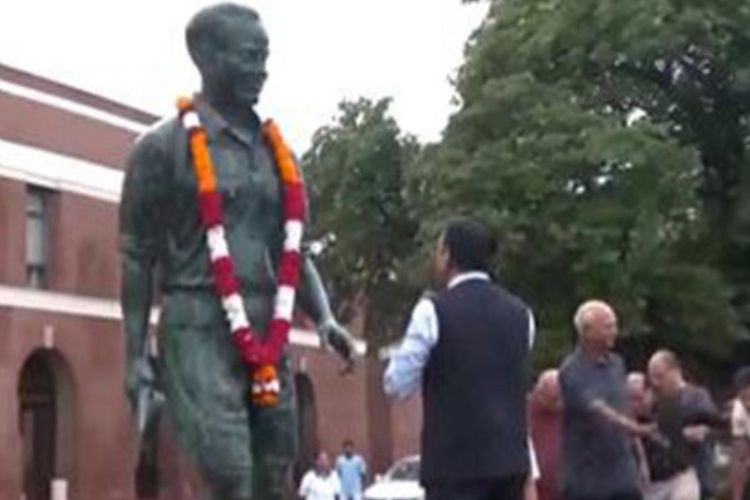 Dhyanchand’s statue unveiled at Jabalpur, grandson wants to start hockey camp in Delhi in future