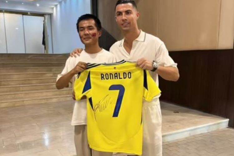 China to Saudi: Gong cycles 13000 km to meet his idol Cristiano Ronaldo