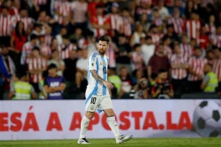 Color of Argentina-Paraguay match: Messi confronts referee; Paraguay defender apologies Messi and fans throw bottles at Argentina captain