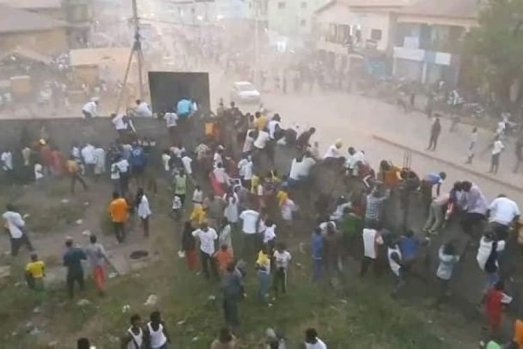 Hundreds die in clashes in a Guinea football match