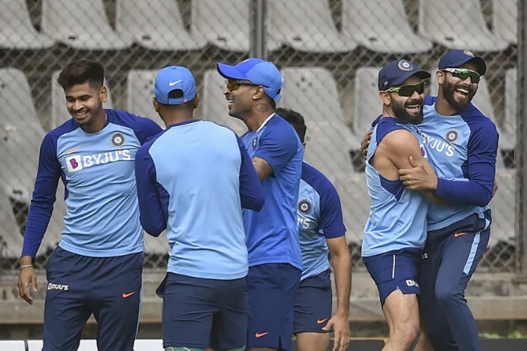 Crazy fans rush to nets; hamper team's training