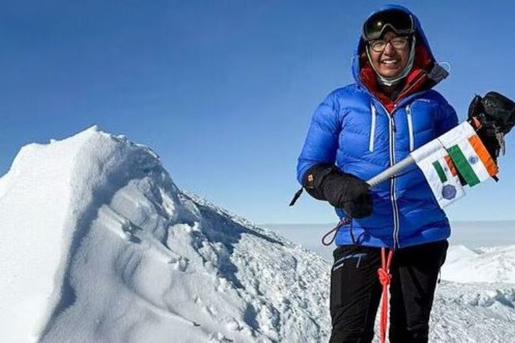 Kaamya Karthikeyan, the new sensation in mountaineering becomes the youngest person to conquer highest peaks in all seven continents