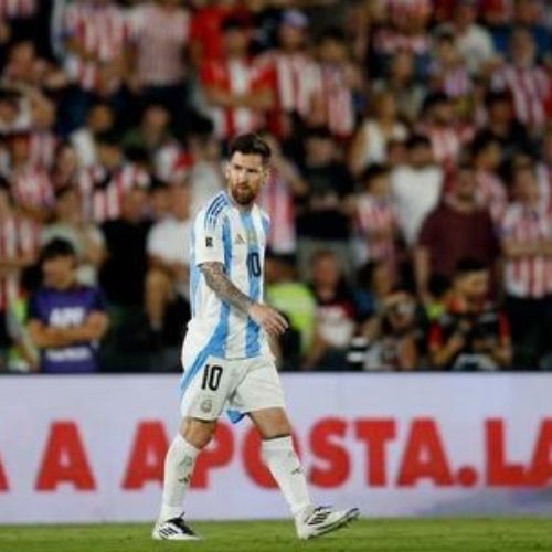 Color of Argentina-Paraguay match: Messi confronts referee; Paraguay defender apologies Messi and fans throw bottles at Argentina captain